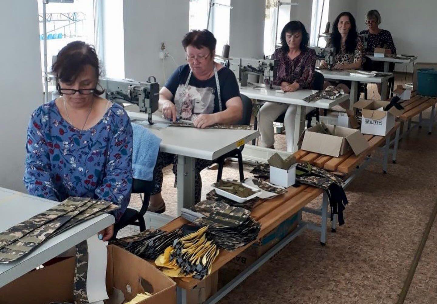 На Рівненщині швачки-волонтерки шиють тактичні підсумки