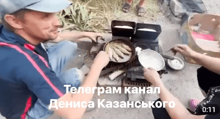 В окупованому Сєвєродонецьку люди на вулиці печуть хліб та смажать рибу