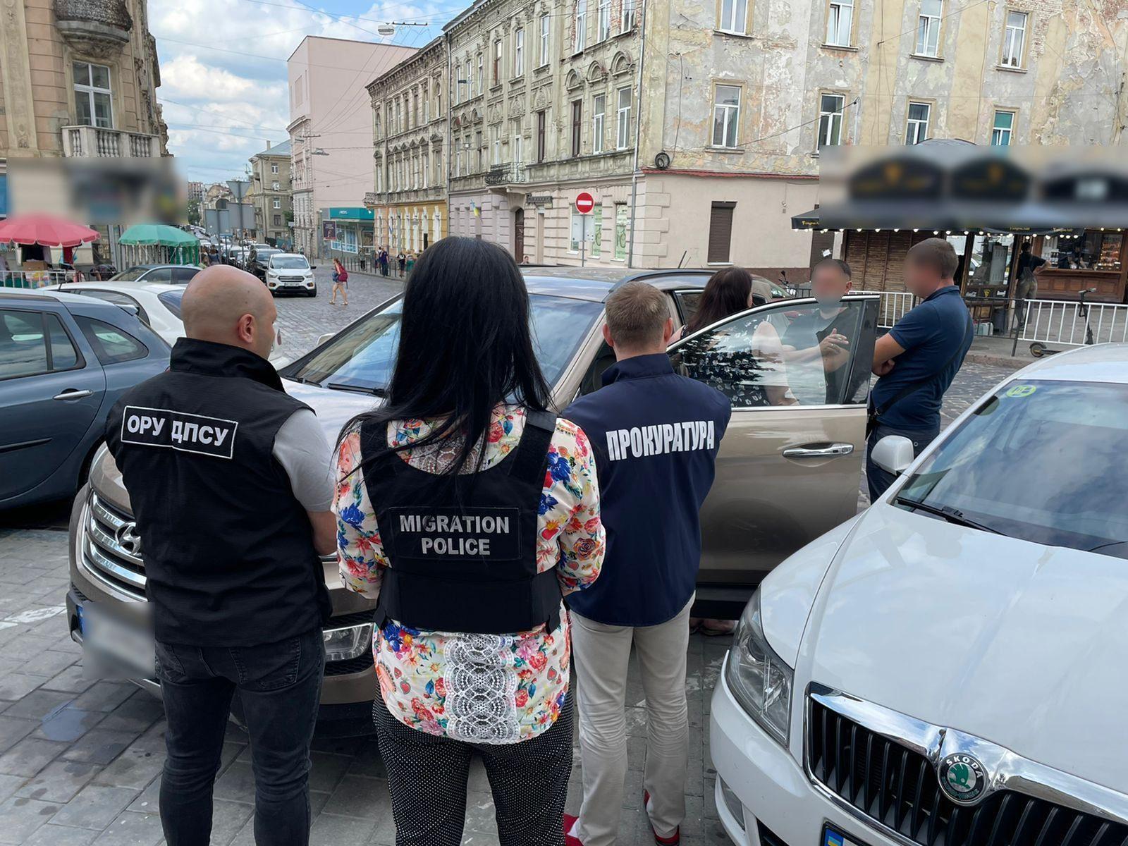 Затримали українку, яка продавала фальшиві документи для чоловіків