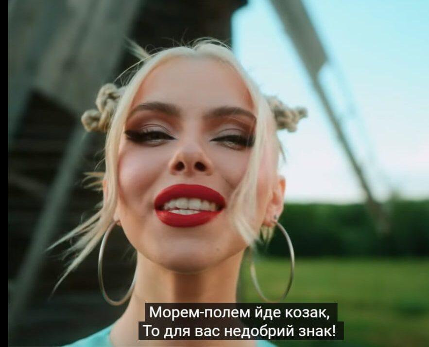 Акторка “Школи” у новій пісні радить окупантам приготувати собі пакет (Відео)