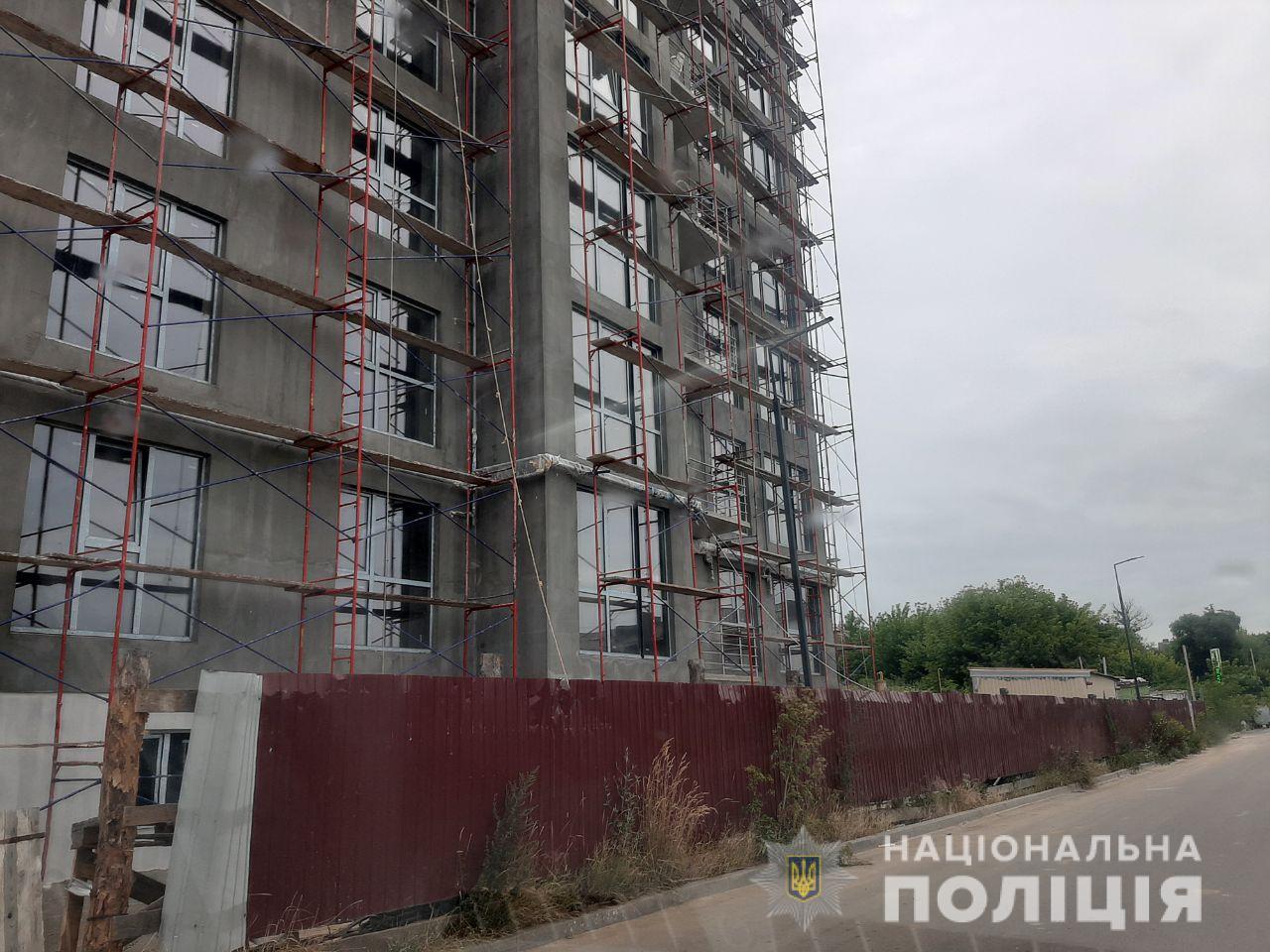 Поліцейські встановлюють обставини травмування чоловіка на будівництві у Рівному