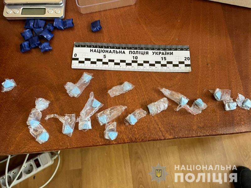 У Рівному поліцейські вилучили понад 60 закладок у наркодилера У Рівному поліцейські вилучили понад 60 закладок у наркодилера