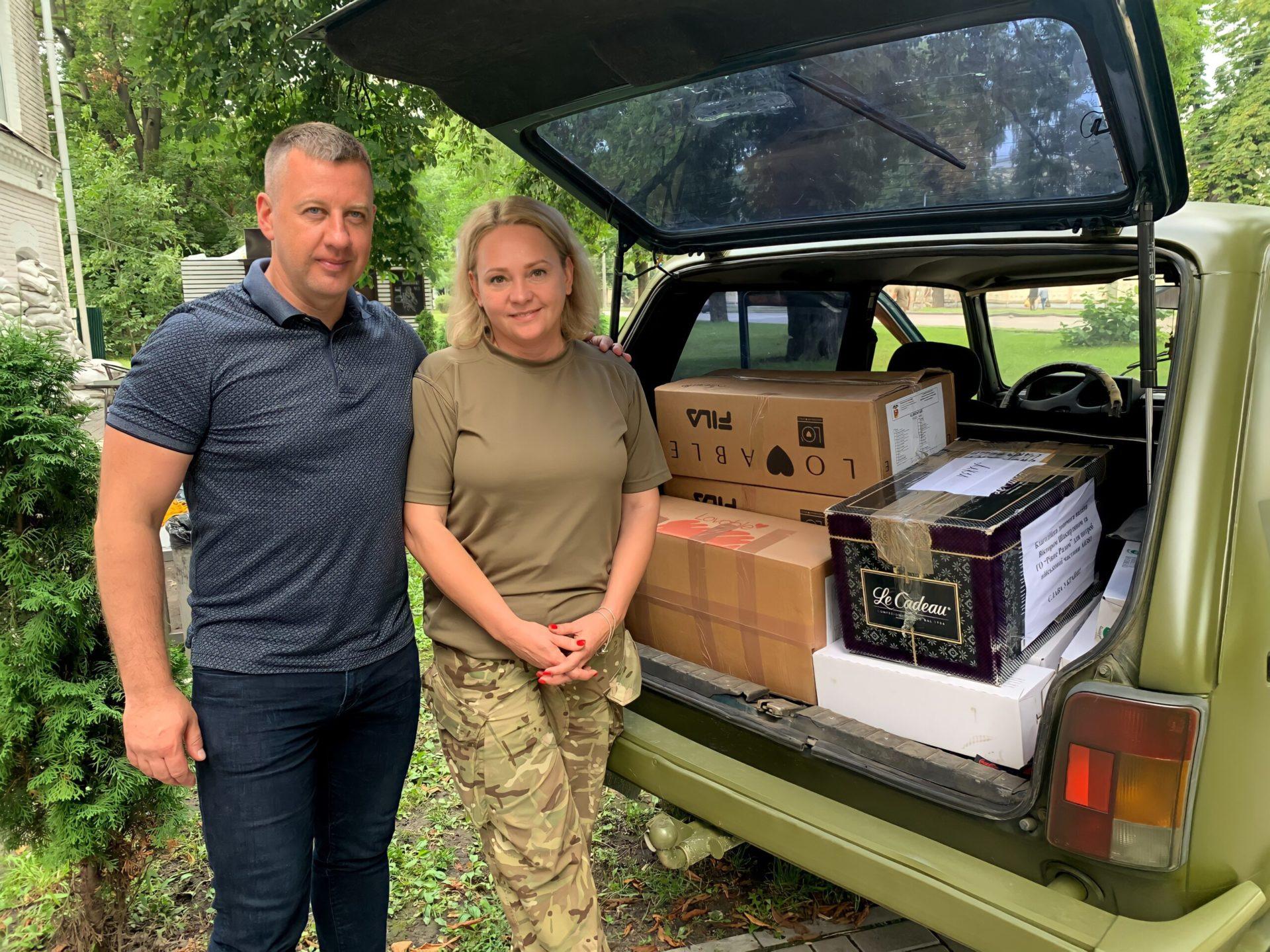 Рівненські волонтери передали військовим ще одну автівку