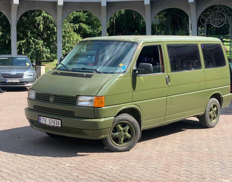 Волонтери ГО “Рівне разом” передали військовим ще одну автівку