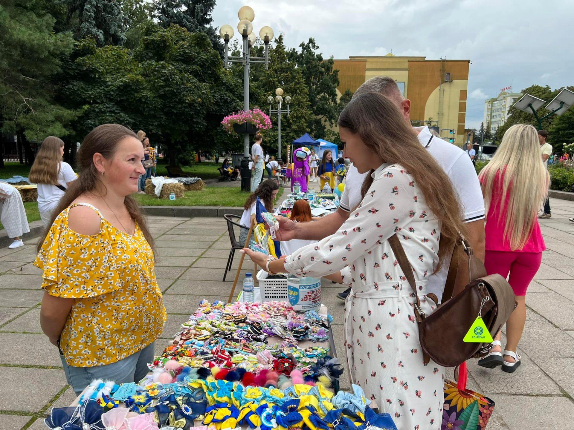 На ярмарку у Рівному зібрали рекордну суму для ЗСУ (фото)