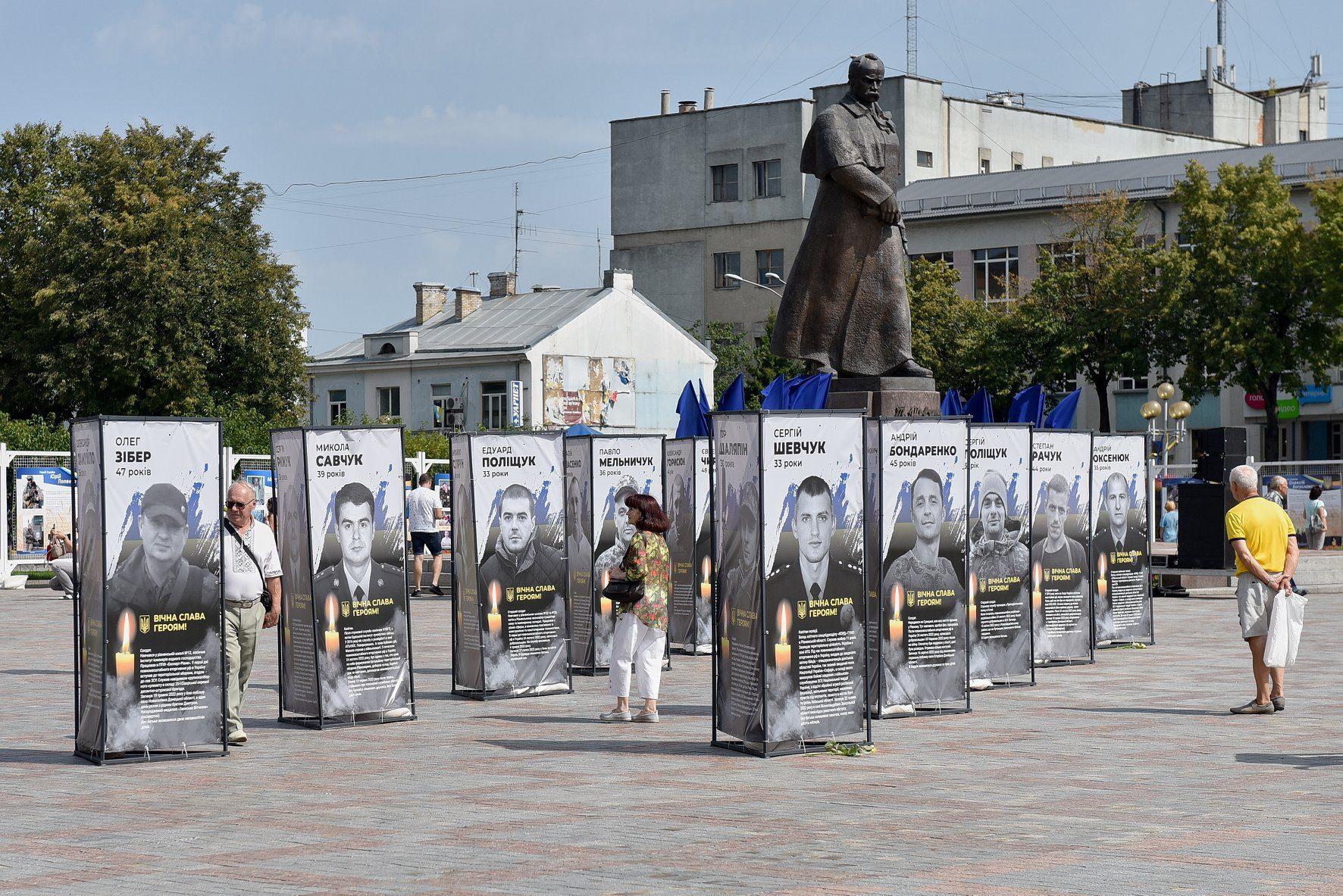 У Рівному влаштували фотовиставку на честь загиблих рівнян