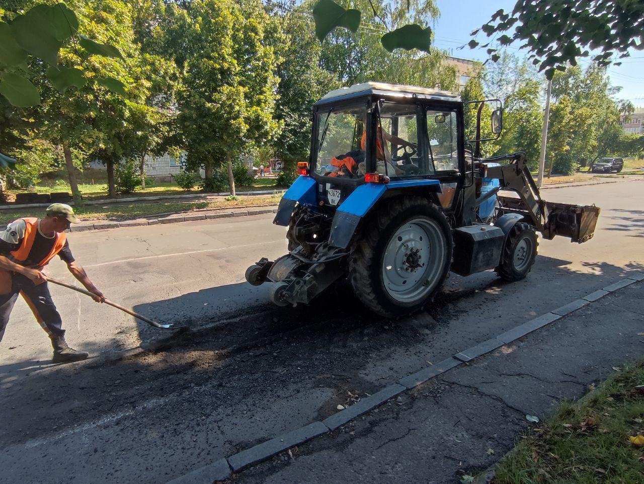 Прибирають, ремонтують, косять: працівники рівненського ШЕУ продовжують роботу