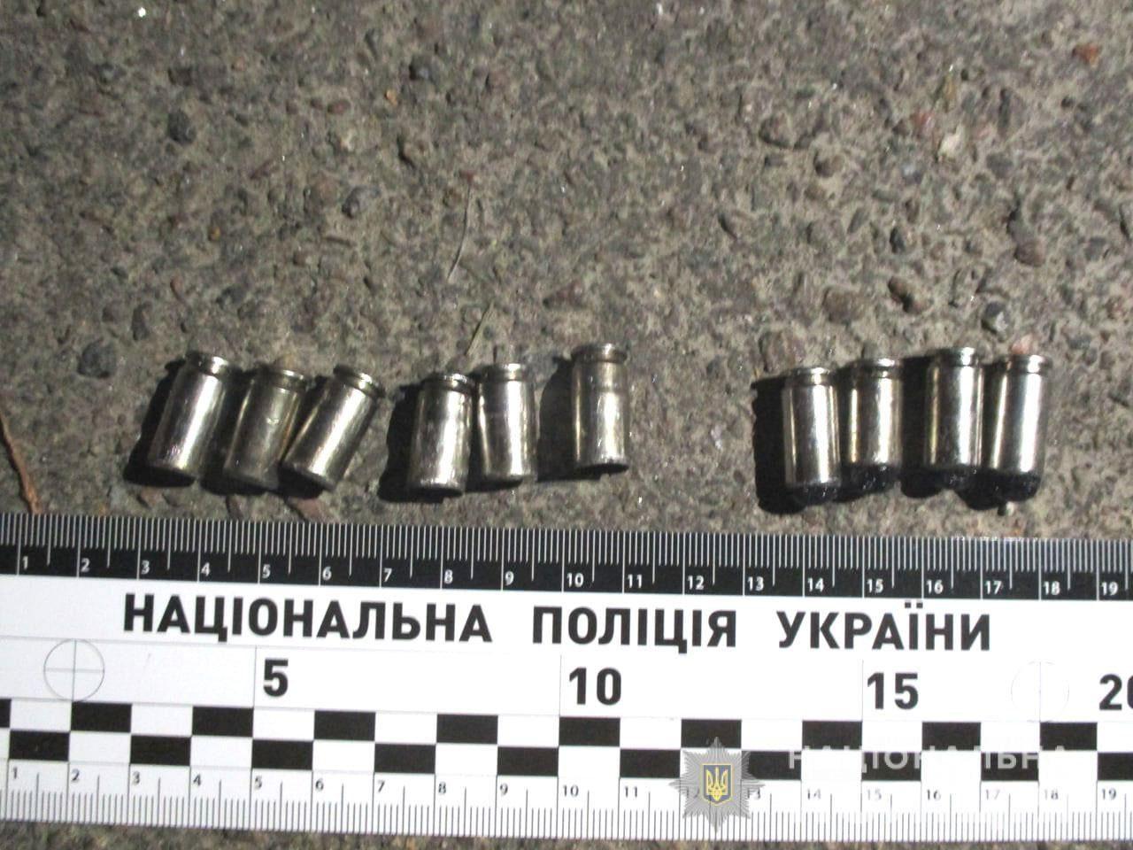 У Рівному молодик стріляв у двері квартири в багатоповерхівці