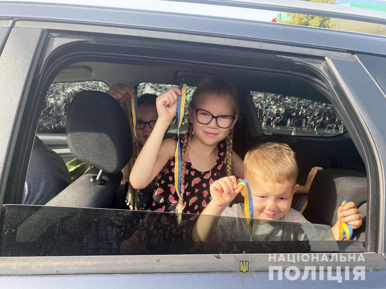 У Рівному поліцейські роздавали водіям патріотичні стрічки (ВІДЕО)