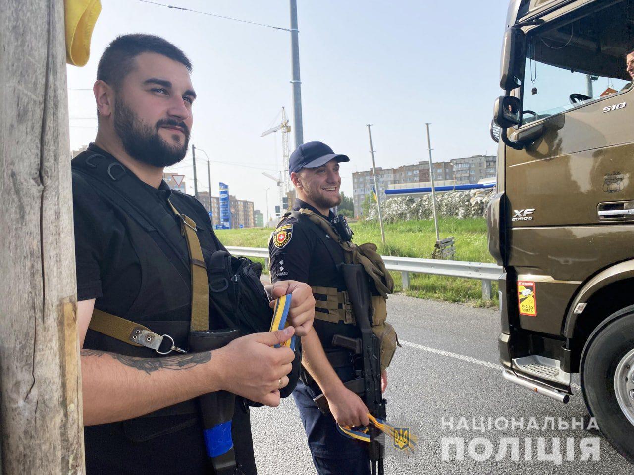 У Рівному поліцейські роздавали водіям патріотичні стрічки (ВІДЕО)