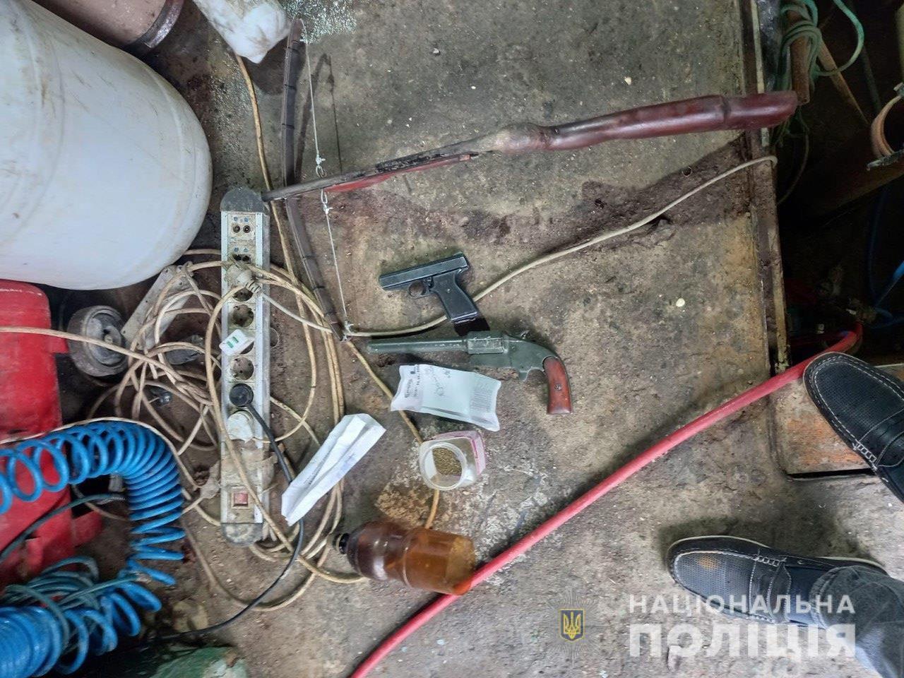 На Рівненщині поліцейські вилучили вогнепальну зброю та понад сотню набоїв