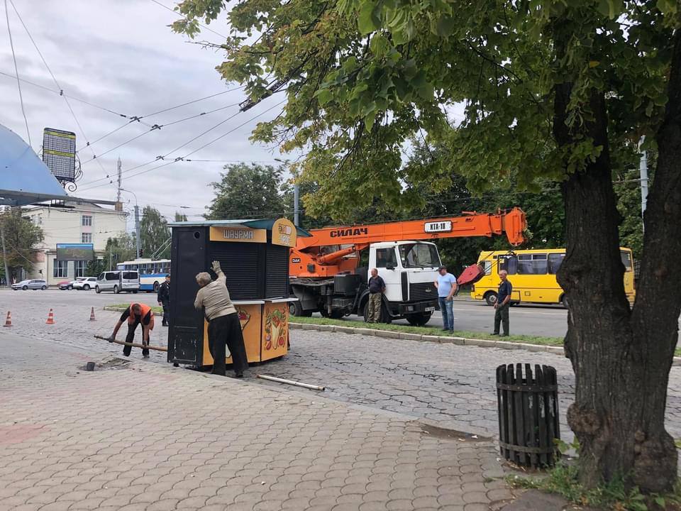 В Рівному продовжують очищати місто від незаконних кіосків