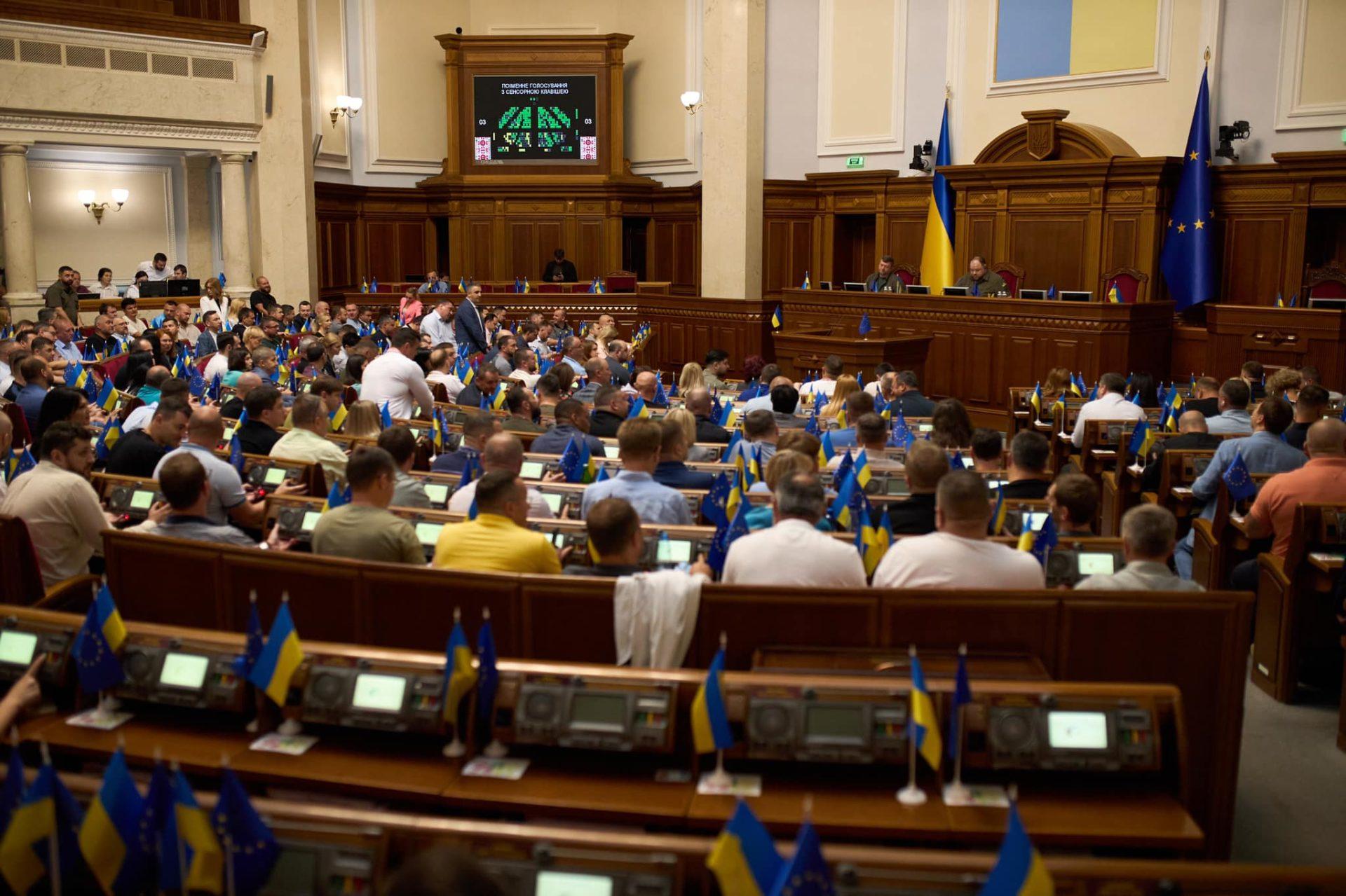 Стало відомо, на скільки зросли зарплати народних обранців