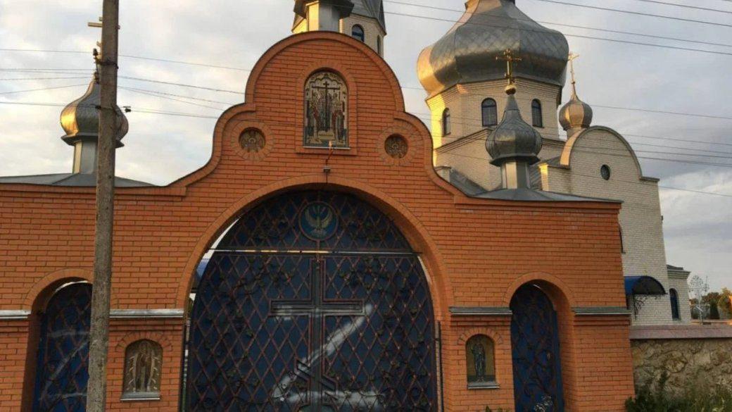 У Здолбунівському районі вандали побили ікони та спаплюжили ворота храму