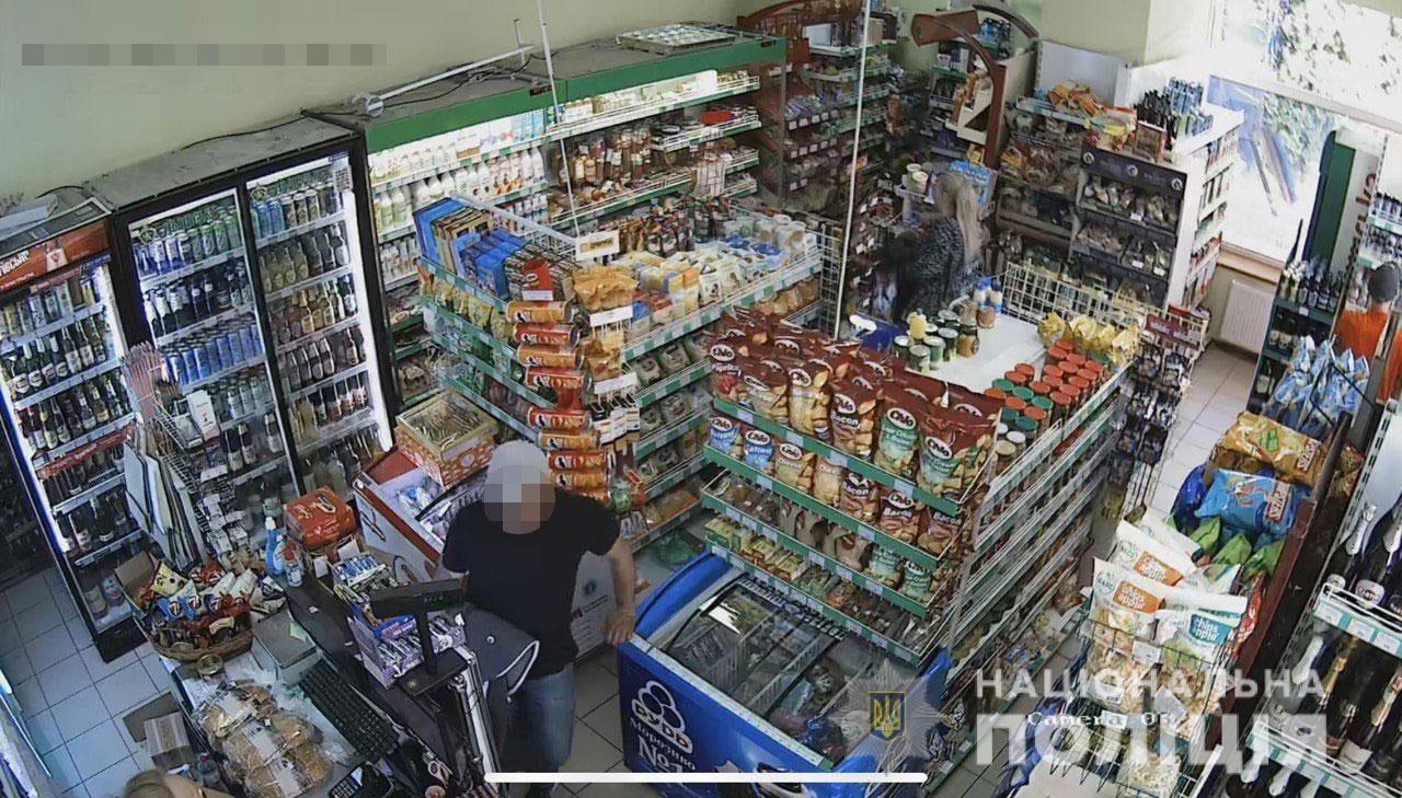 Поліція встановила крадія товарів у супермаркеті Рівного