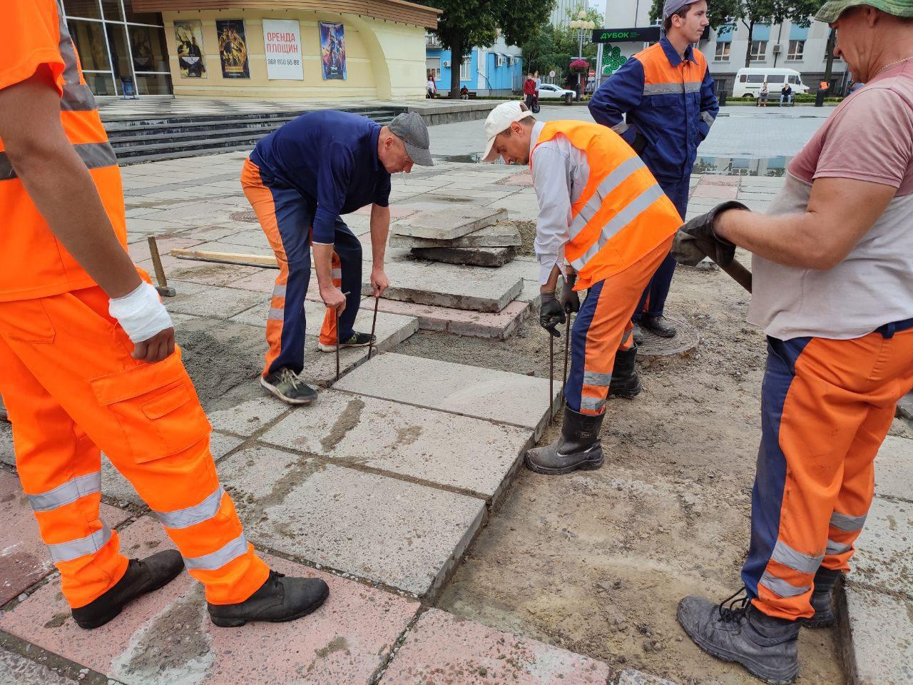 У Рівному оновлюють майдан Незалежності