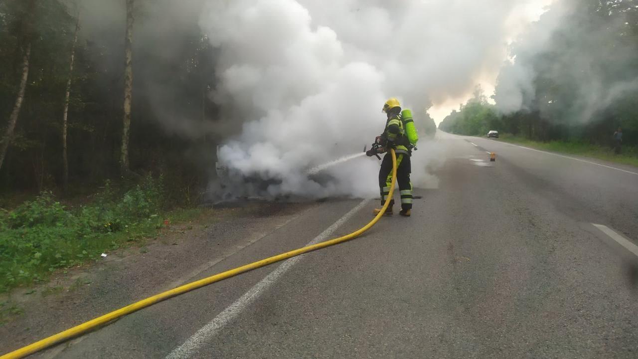 На трассі Рівненщини загорівся легковий автомобіль