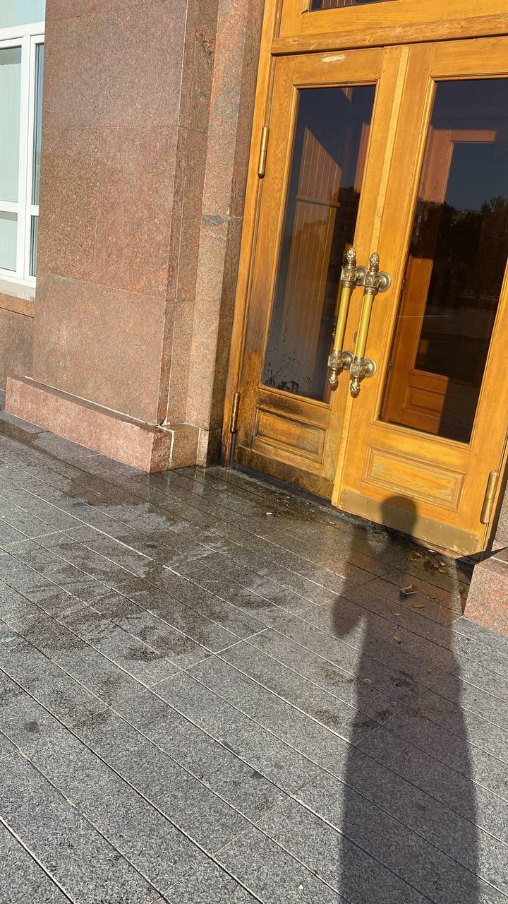Адміністрацію міста Орел закидали запальною сумішшю