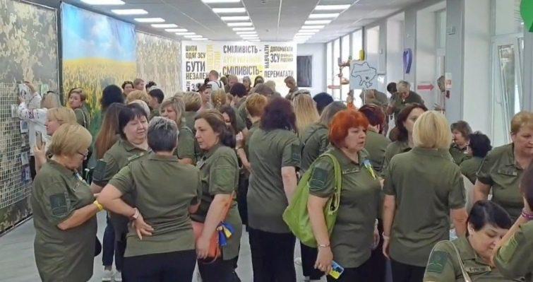 Освітян у Києві одягли у військову форму