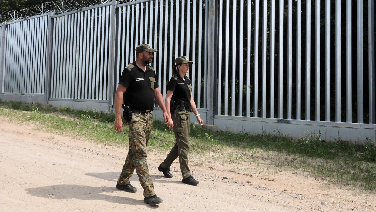 Польські прикордонники заявили, що білоруські службовці руйнують огорожу на кордоні