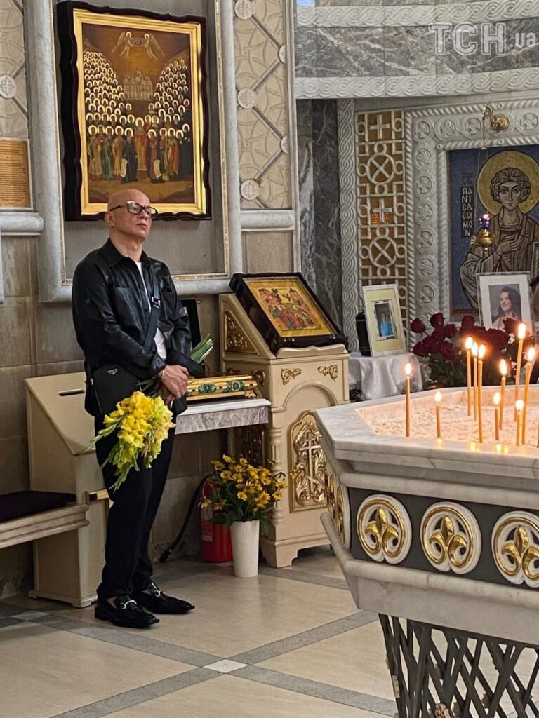 Руслану Писанку відспівують разом з мамою - фото 1 Руслану Писанку відспівують разом з мамою - фото 1