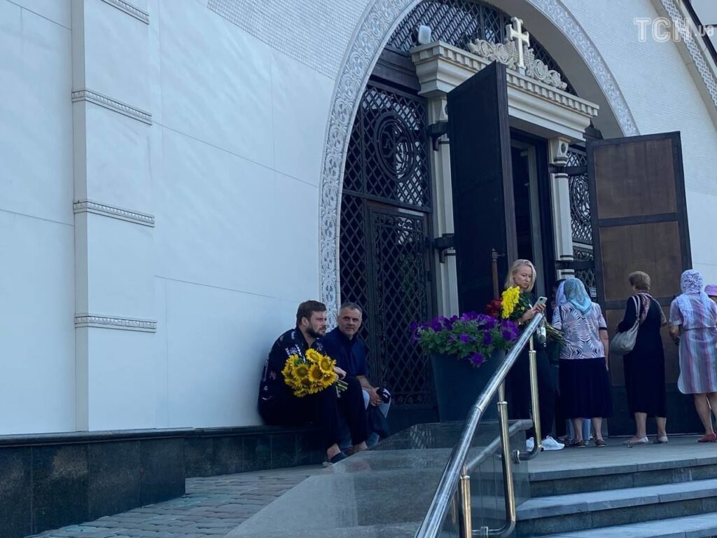 Руслану Писанку відспівують разом з мамою - фото 2 Руслану Писанку відспівують разом з мамою - фото 2