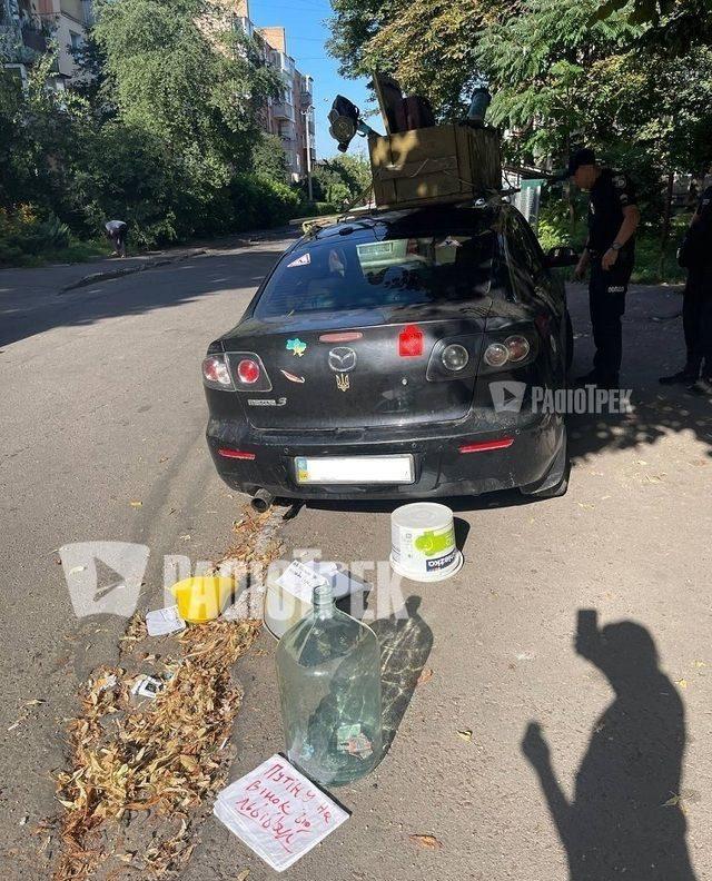У Рівному виявили дивну автівку з розмальованою коробкою, іконою та протигазом