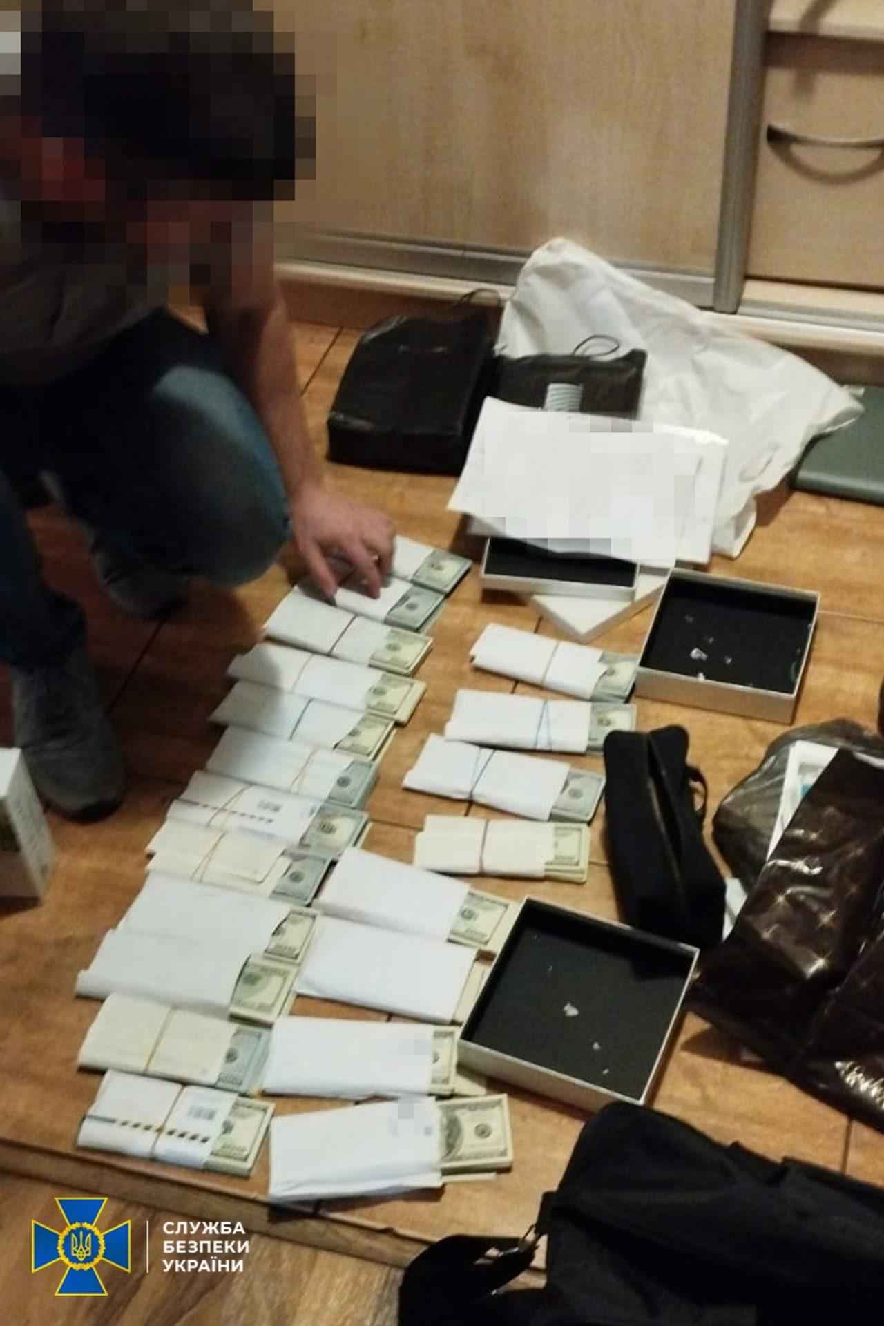 Зброю та готівку виявили у посадовців Запорізької області