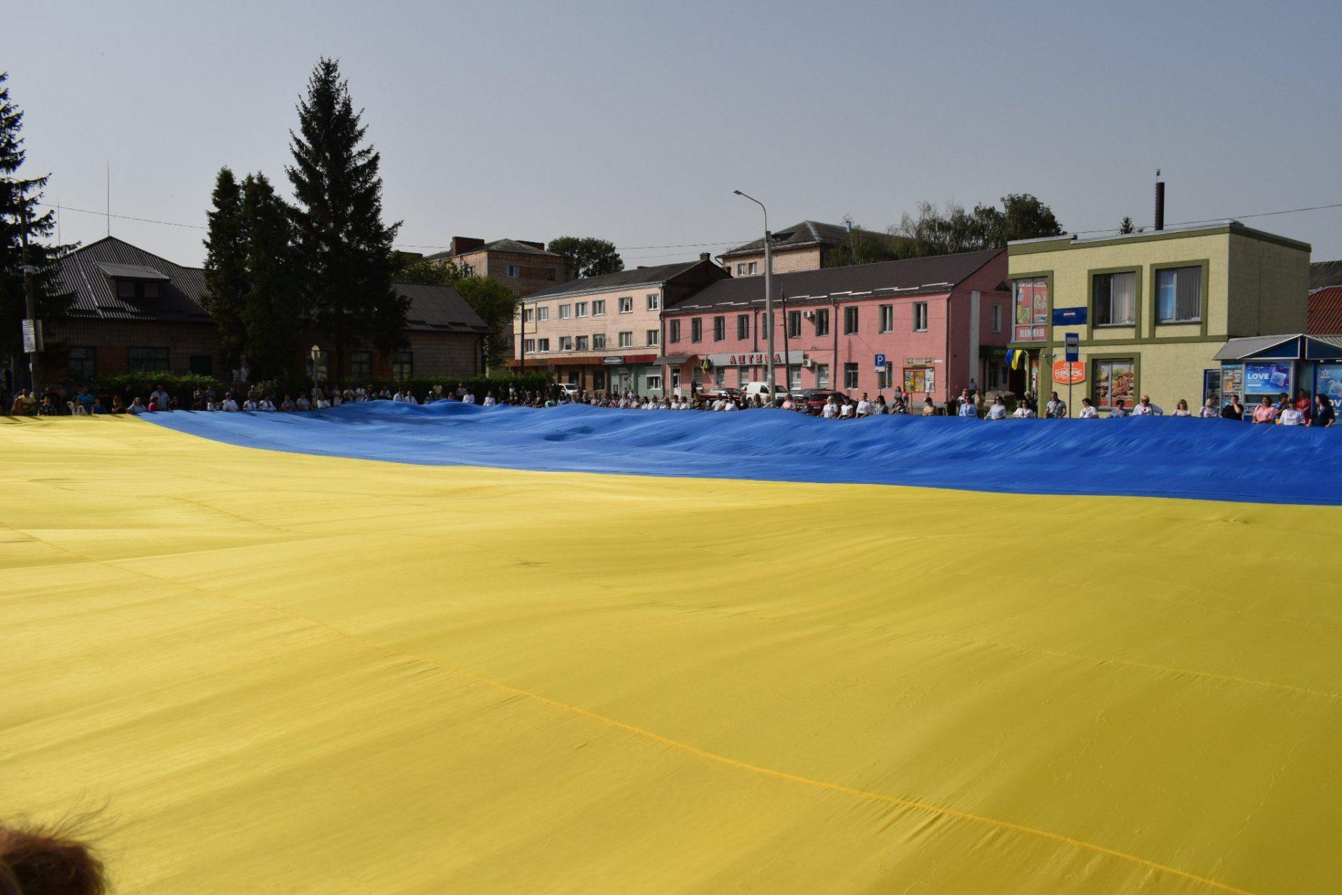 У Здолбунові розгорнули прапор-рекордсмен