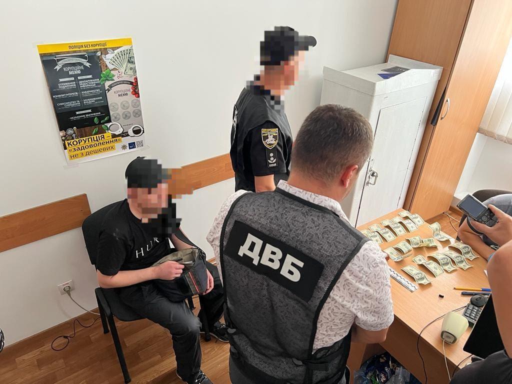 Жителя Сарн затримали за надання хабаря слідчому
