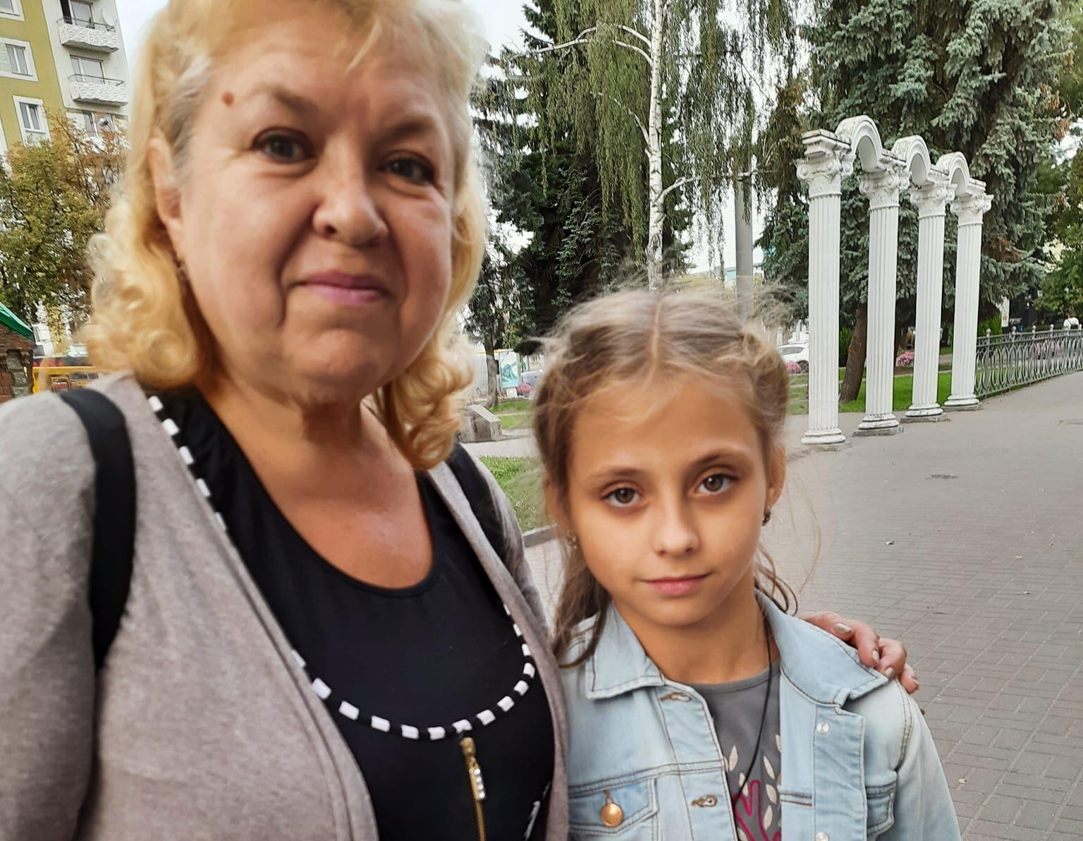 Рівненська журналістка допомогла маленькій школярці з Харкова, яка перебралася з бабусею до Рівного