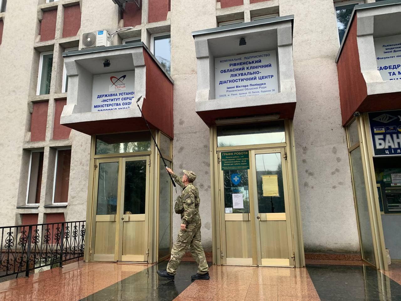Діагностичний центр у Рівному &#8220;замінували&#8221; невідомі (фото)