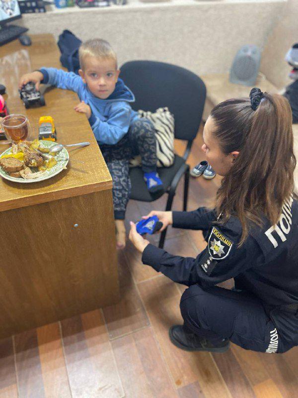 У Рівному поліцейські розшукують родичів малолітнього хлопчика