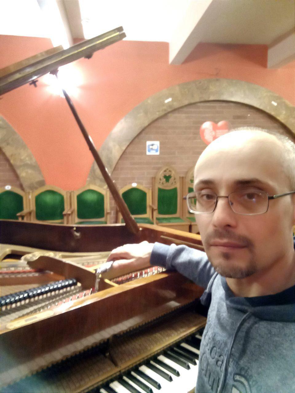 Майстер з Луганщини, який мало не загинув, дарує музичним інструментам друге життя
