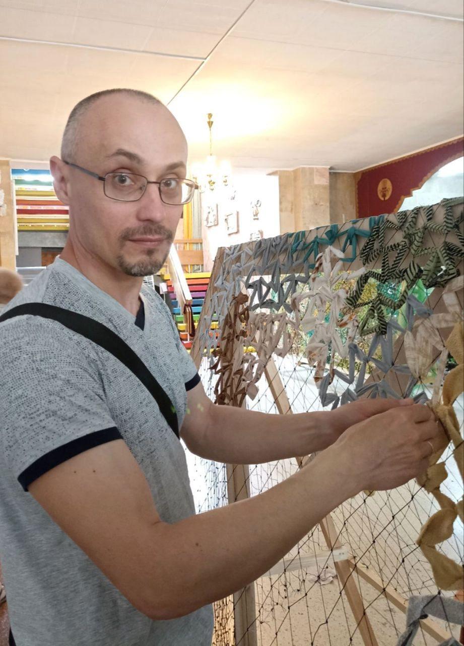 Майстер з Луганщини, який мало не загинув, дарує музичним інструментам друге життя