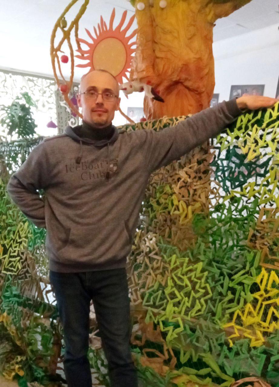 Майстер з Луганщини, який мало не загинув, дарує музичним інструментам друге життя