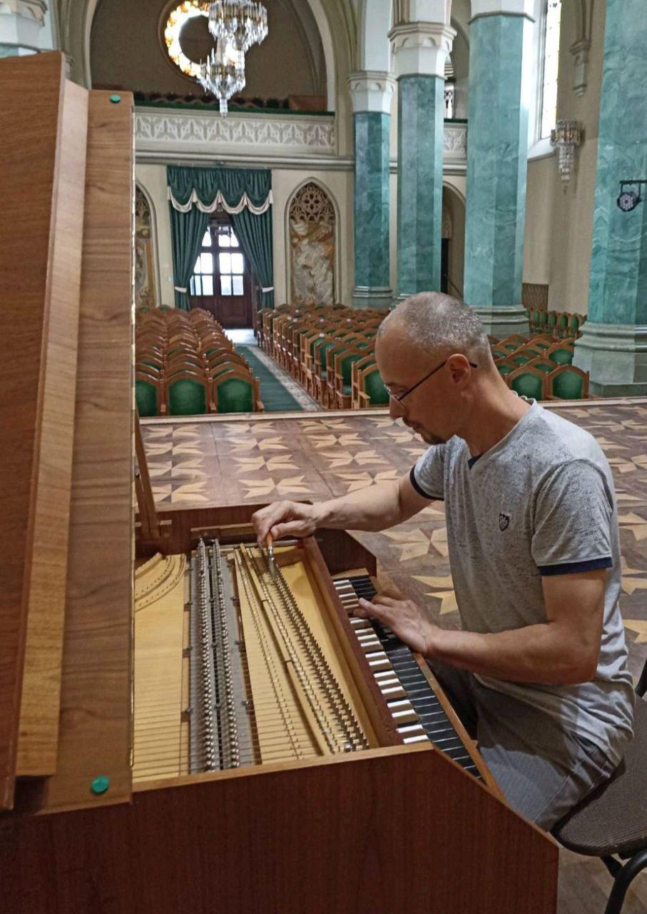 Майстер з Луганщини, який мало не загинув, дарує музичним інструментам друге життя