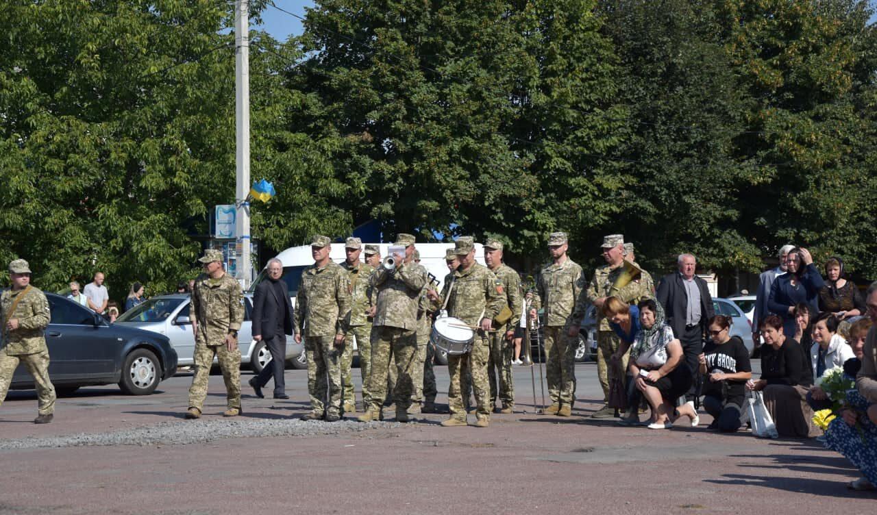На Рівненщині на колінах зустріли загиблого Захисника На Рівненщині на колінах зустріли загиблого Захисника