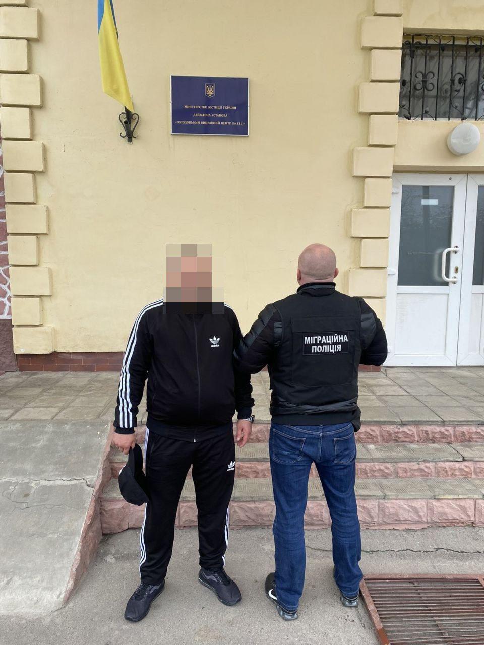 Ще одного нелегала повертають на батьківщину з Рівненщини