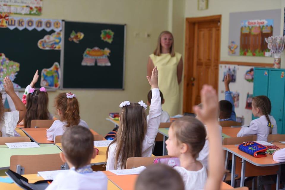 Майже половина учнів Рівного уже сіли за парти