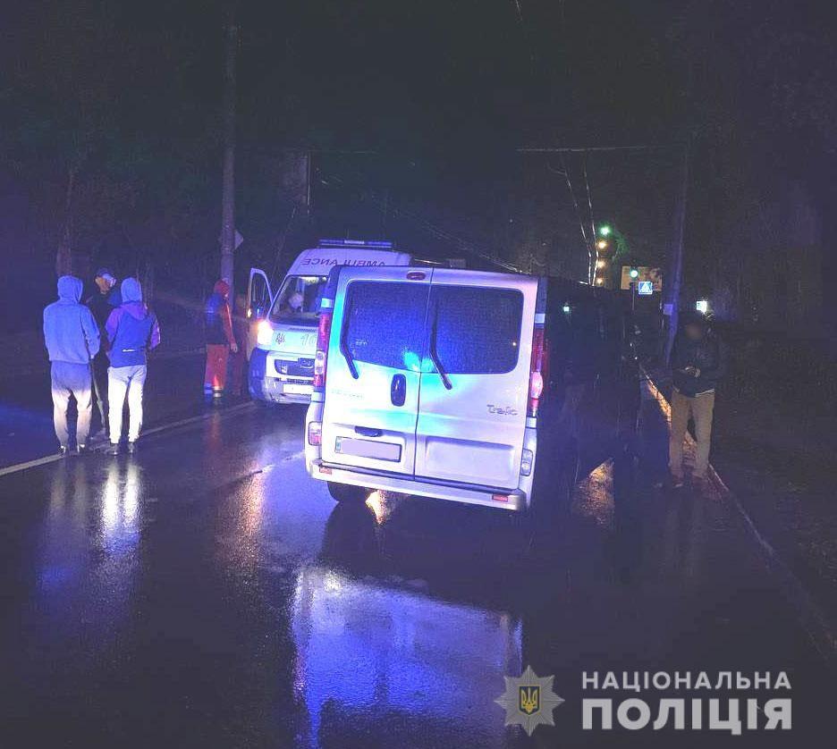 У Рівному під колесами мікроавтобуса загинув пішохід