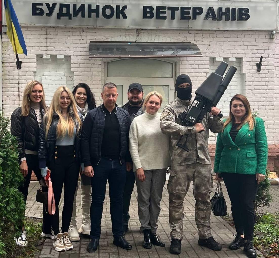 Від волонтерів Рівного бійці-спецпризначенці отримали антидронову рушницю
