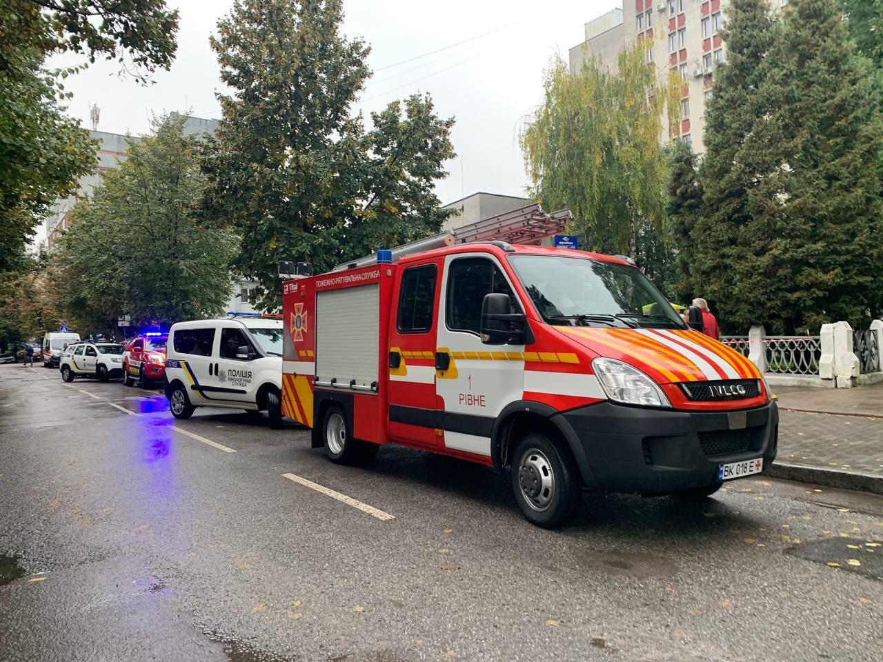 Діагностичний центр у Рівному &#8220;замінували&#8221; невідомі (фото)