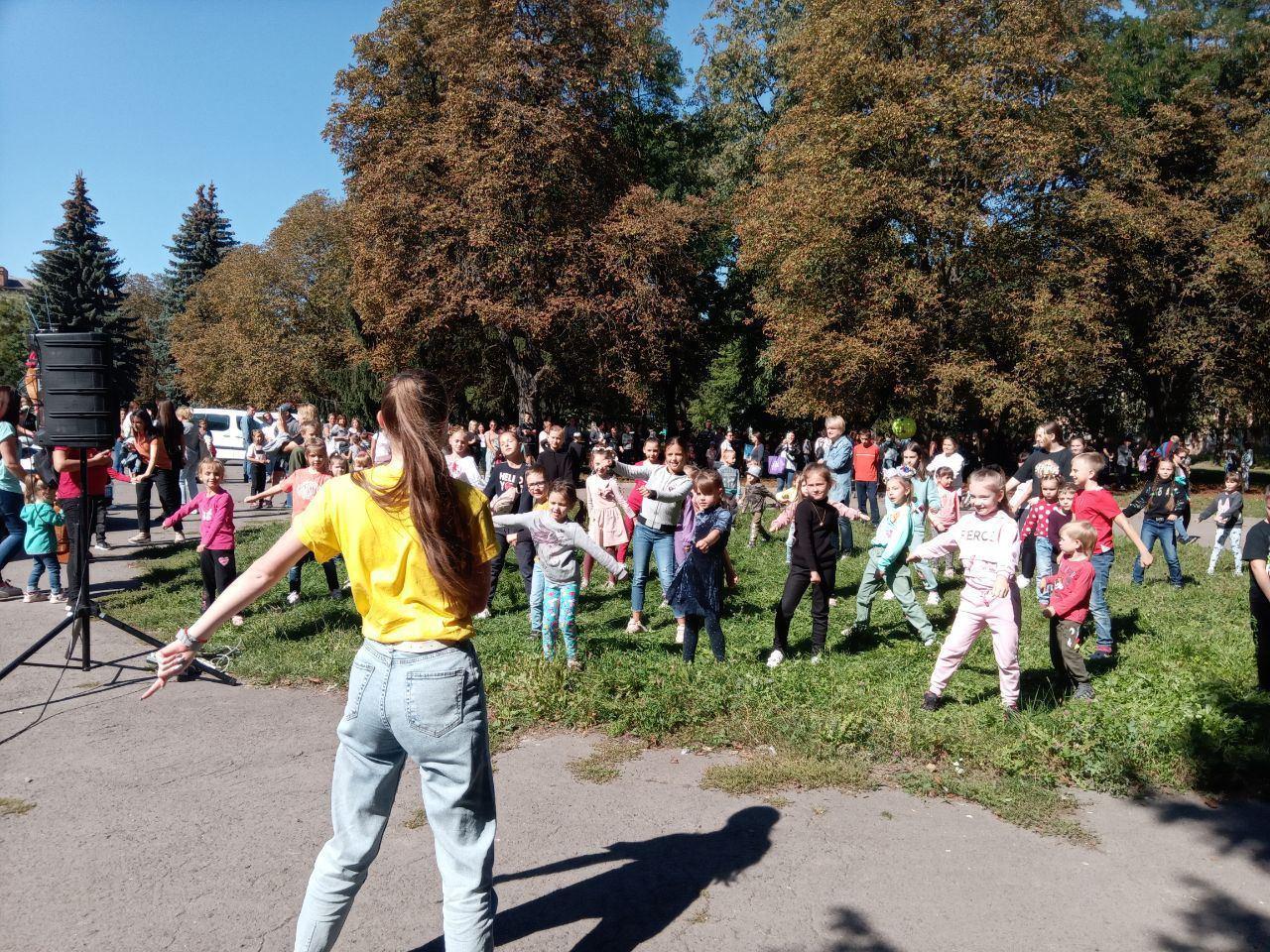 Діти вимушено переселені на Рівненщину отримали книги та канцтовари