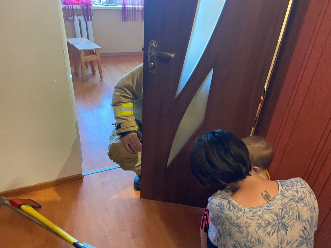 Рятувальники Рівного звільнили дитину, яка застрягла у дверях