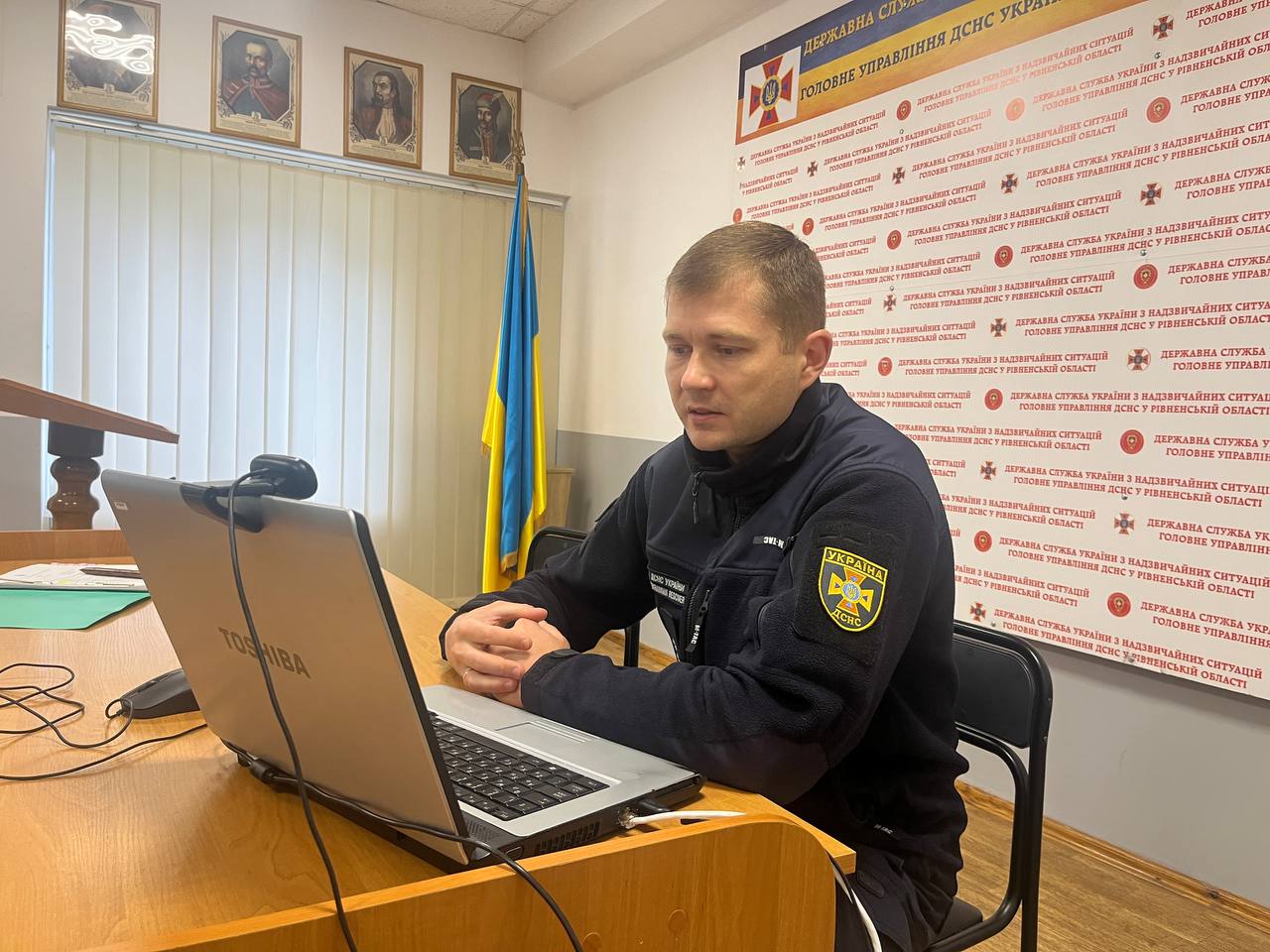 У Рівному рятувальники проводять навчання для посадовців освітніх закладів