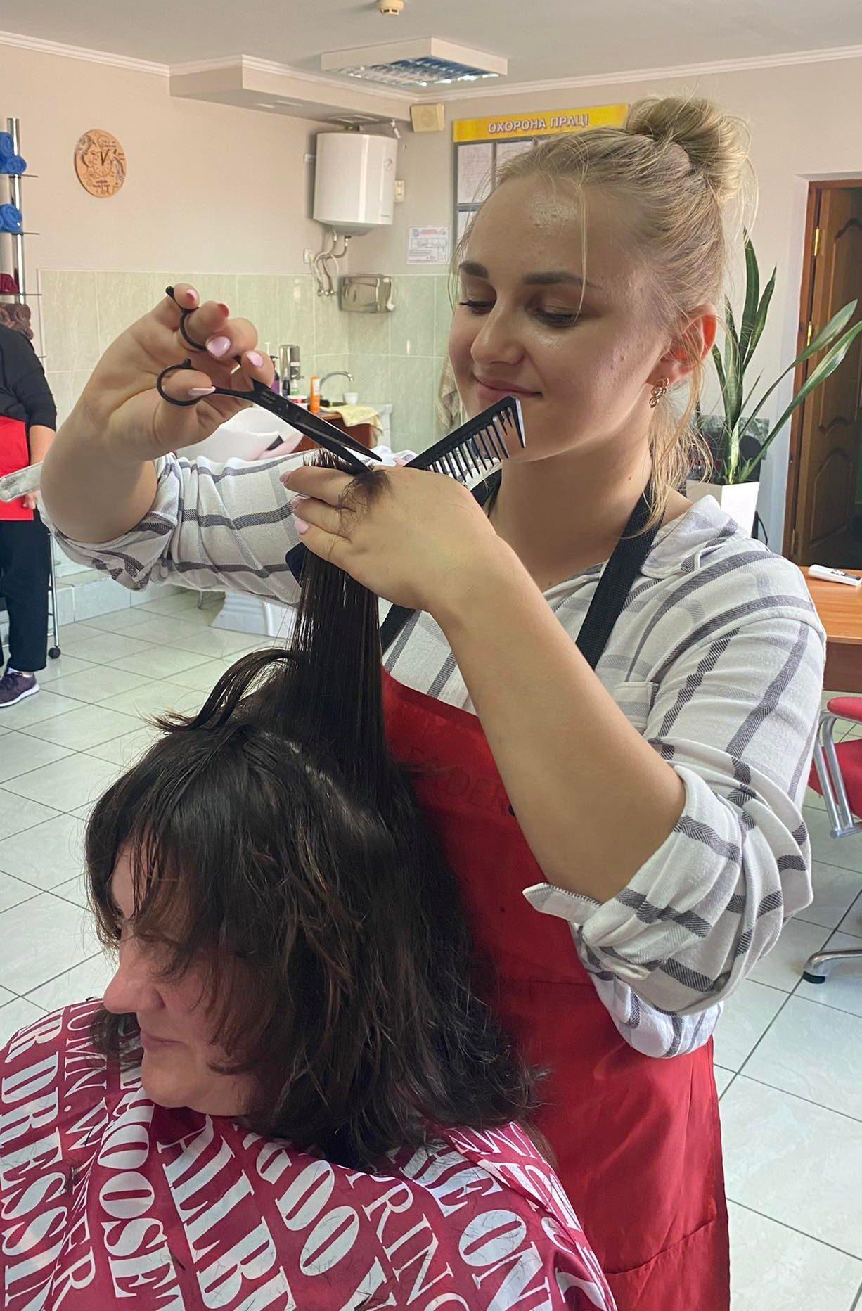 У Млинові майбутні перукарі пропонують фешн-перевтілення