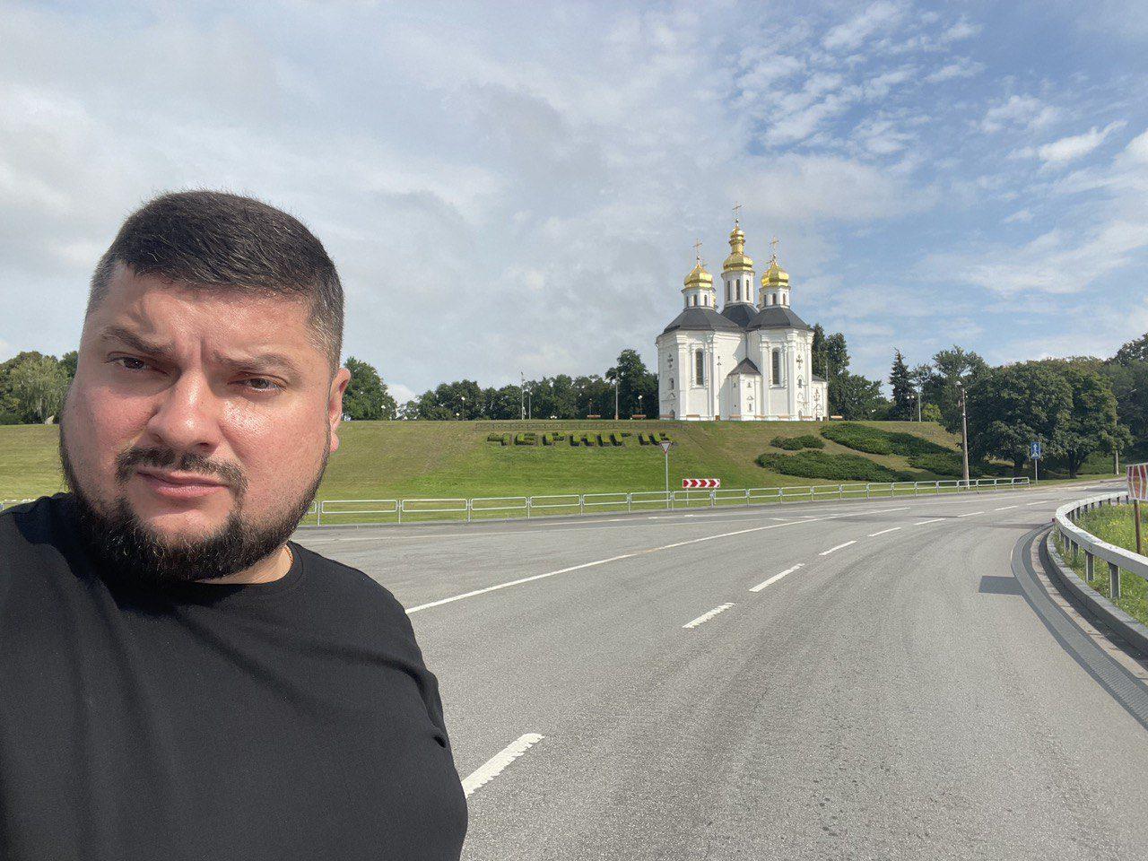 Волонтер вивіз з найнебезпечніших районів більше півсотні людей