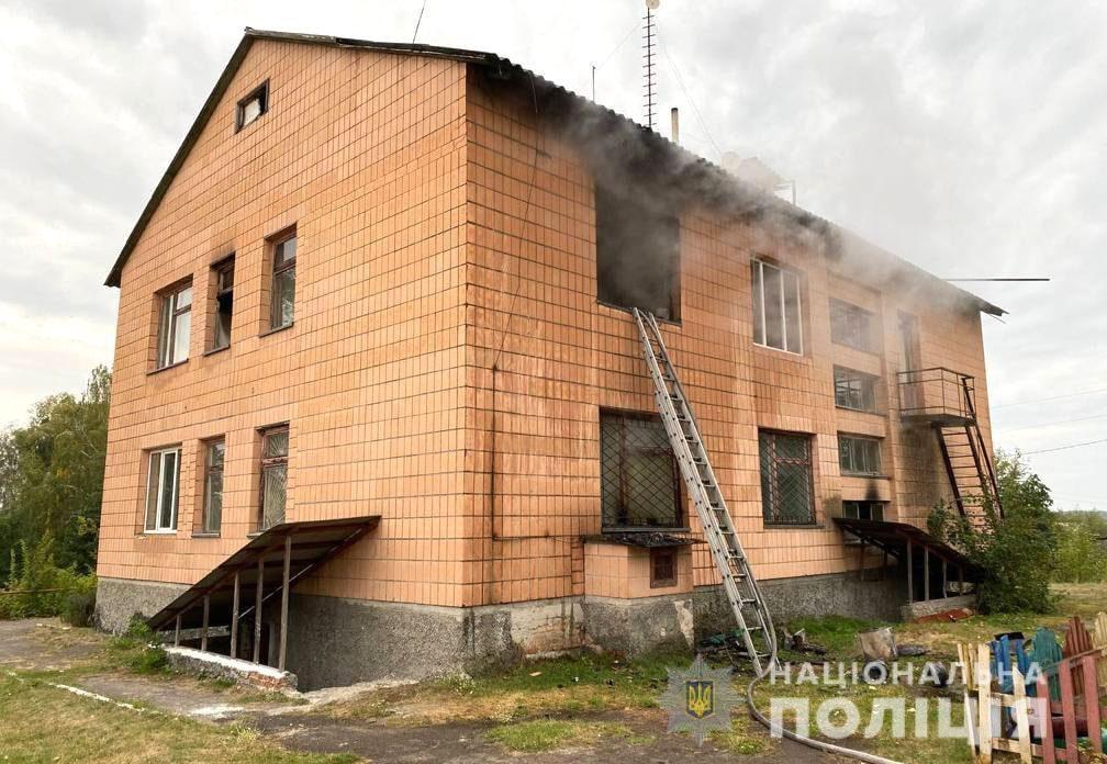 На Рівненщині рятувальники ліквідували пожежу адміністративної будівлі