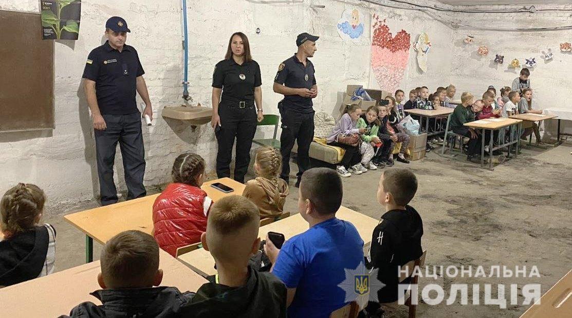Поліцейські Рівненщини евакуювалися разом із дітьми до сховища